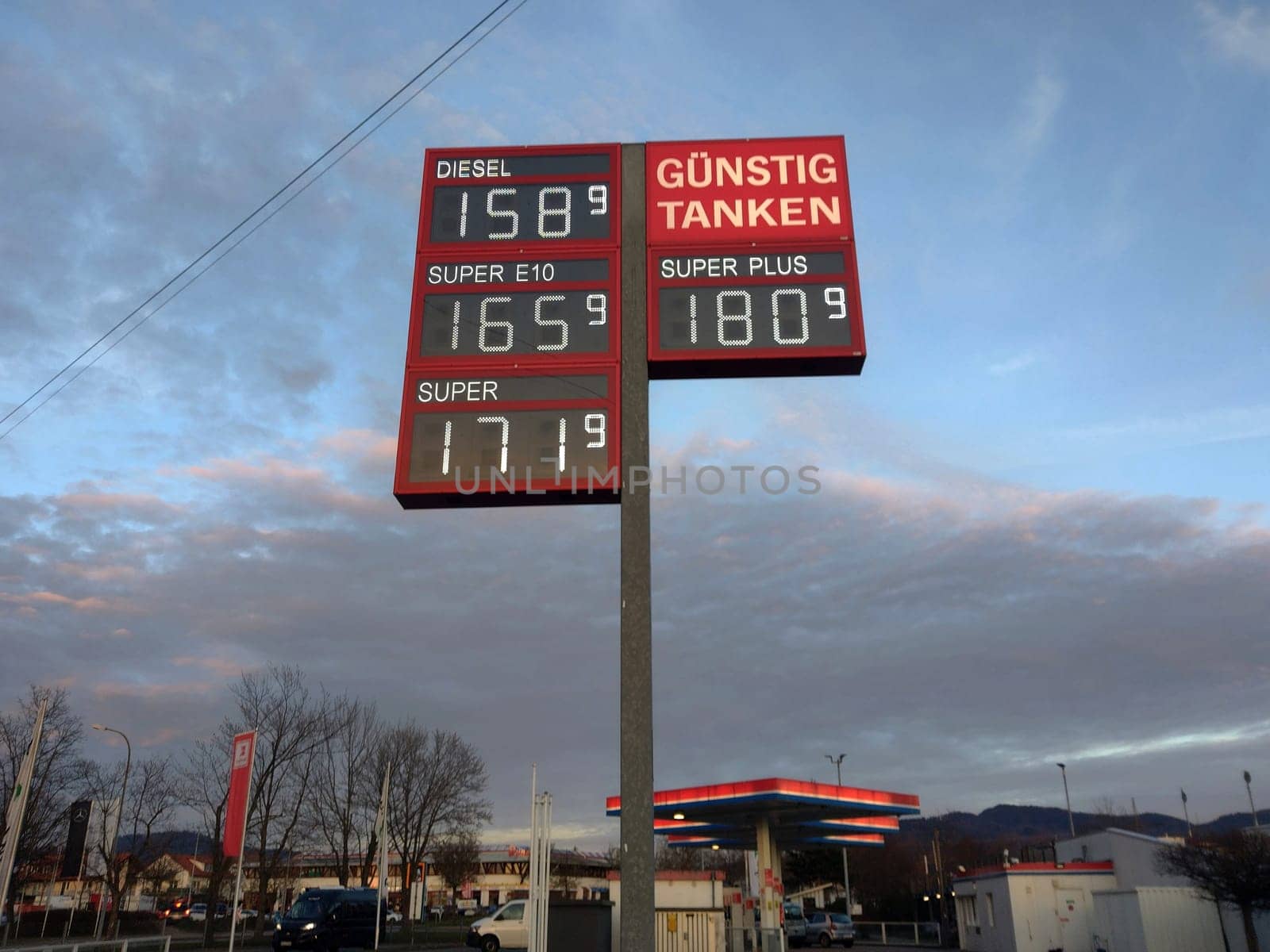 The fuel prices continue to tumble: Currently,the fuel prices are in the basement as not for a long time. In Freiburg im Breisgau (Baden-Württemberg/Germany),for example,a liter of diesel cost 1.589 euros on Tuesday evening. In long queues,motorists crowded to the gas stations. And for ADAC members who have a credit card from the automobile club,the fuel is even cheaper,because there is a 3 percent discount per liter.