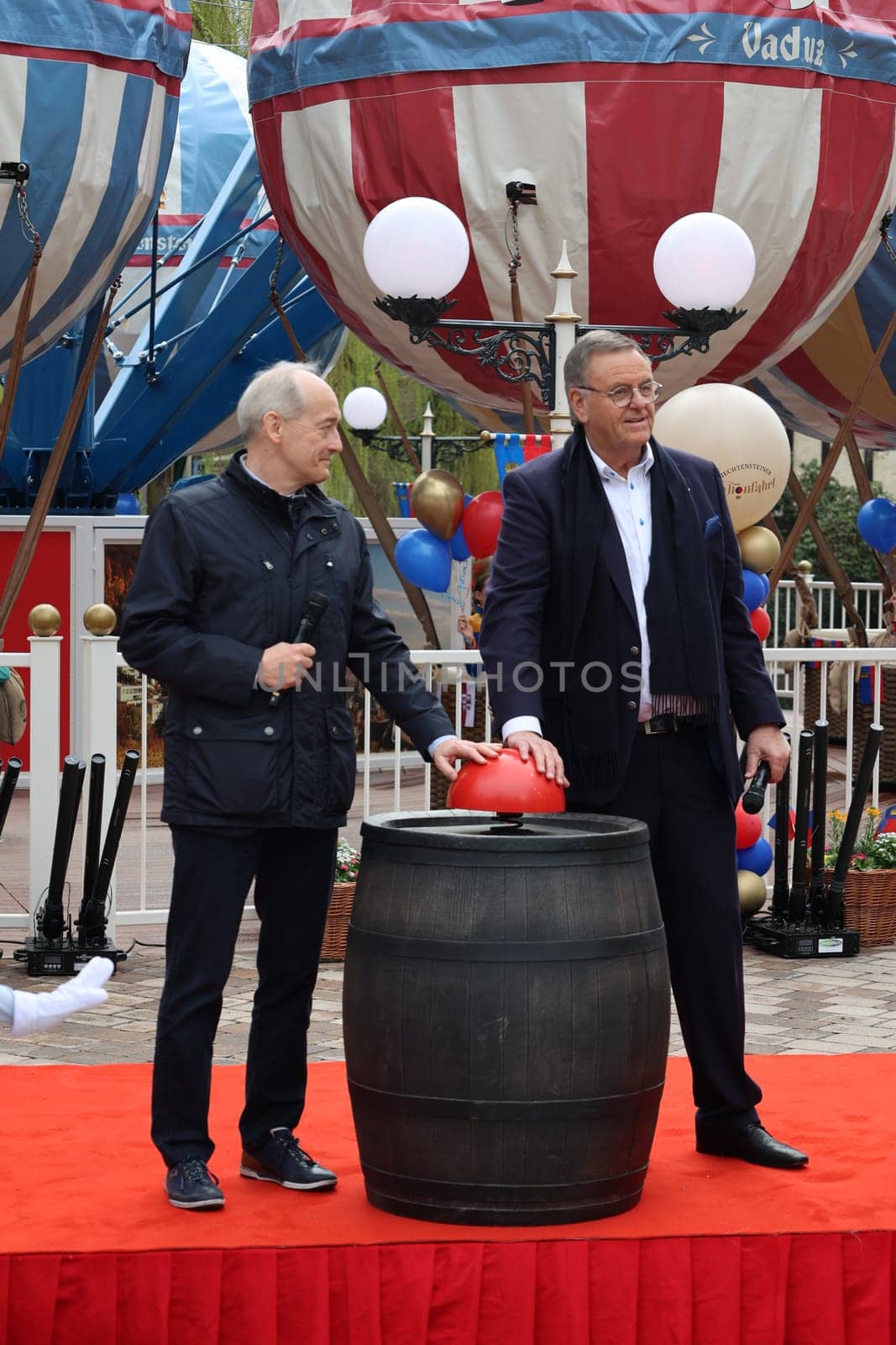 Symbolic push of a button with Dr. Roland Mack (Managing Director Europapark Rust) for the start of the Liechtenstein balloon ride in Europapark Rust at the press conference for the season opening 2023