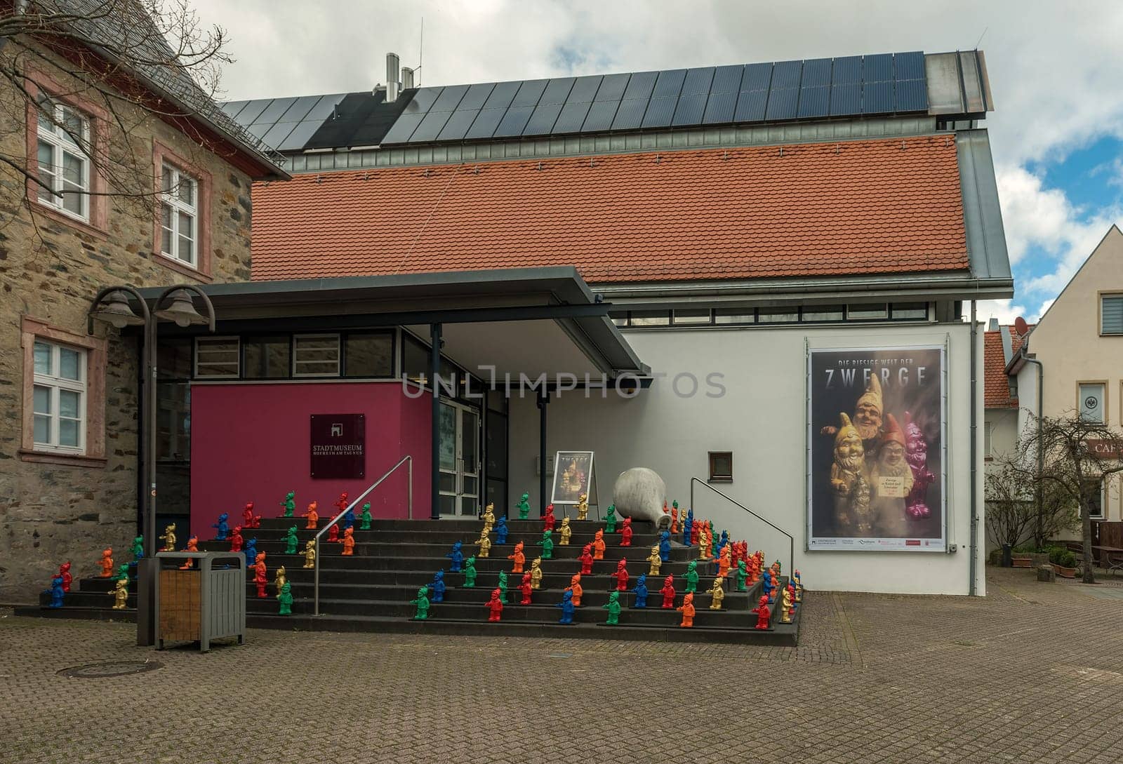 Colorful garden gnomes stand on a staircase in front of the Citymuseum Hofheim am Taunus
