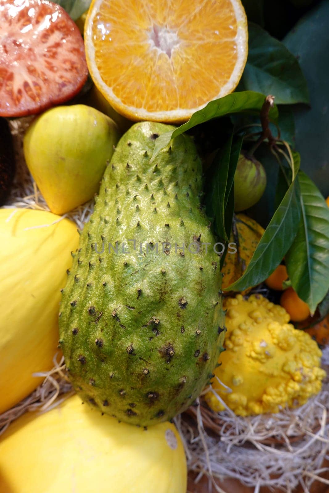 Stachelannone, Sauersack (Annona muricata) in der Markthalle Mercado de Vegueta, Gran Canaria, Spanien, Las Palmas