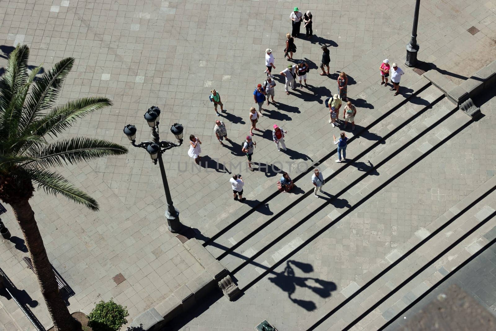 Touristengruppe auf der Plaza Santa Ana vor der gleichnamige Kathedrale - Blick von der Aussichtsplattform der Kirche, Gran Canaria, Spanien, Las Palmas