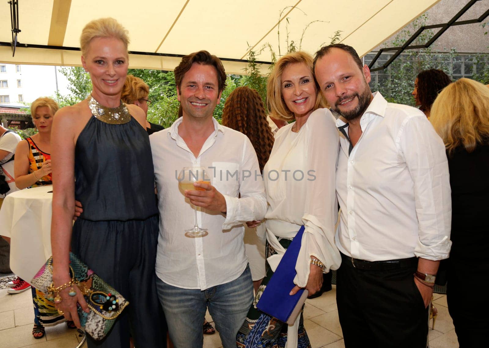 Petra van Bremen, Miro Vorbauer, Gabi Schmidtbauer ( Stacky Dress) und Alexander Franke   Wanawake Ladies Dinner im Restaurant Grace im Hotel Zoo Berlin am 05.07.2015