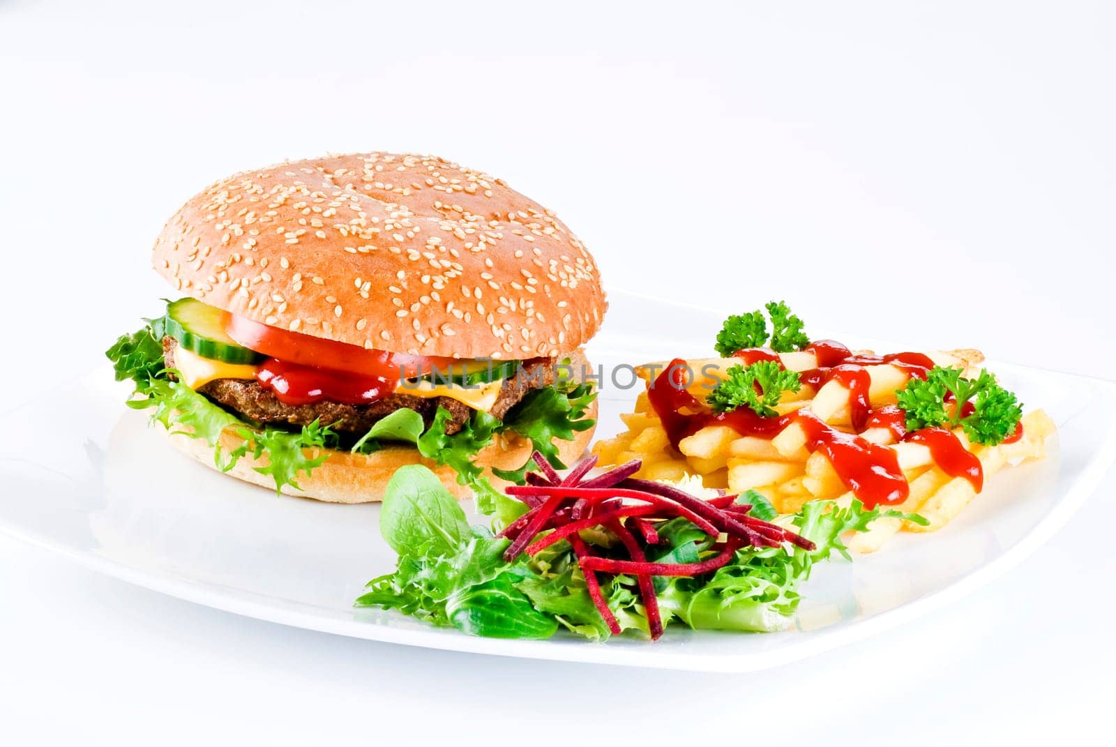 Beefburger with crispy salad leaves and chips