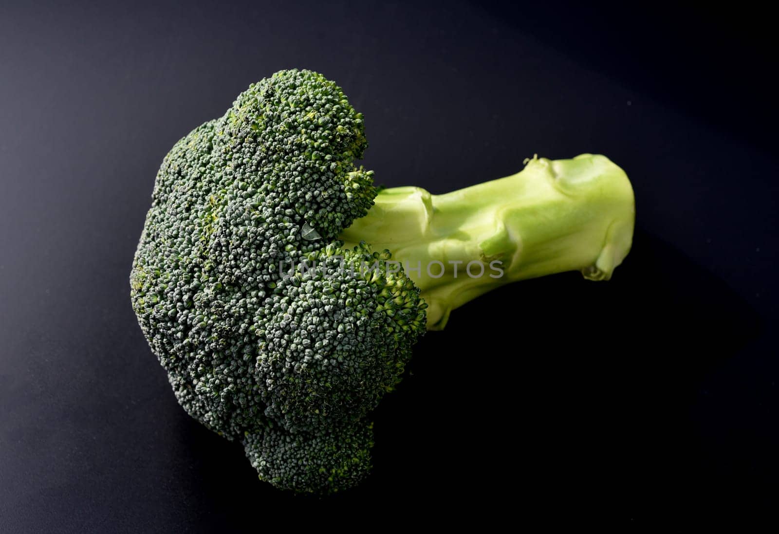 Broccoli,brassica,oleracea has large green flowers with excellent taste and decorative appearance. Broccoli,Brassica,oleracea has large green flowers with excellent taste and decorative appearance