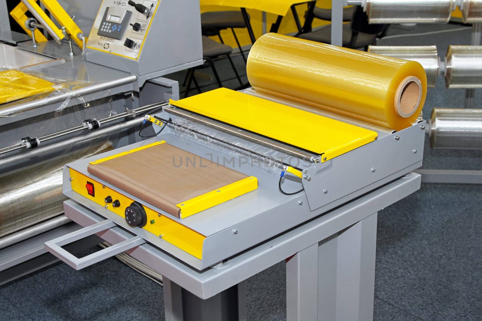 Machine for packaging in thermo foil plastic