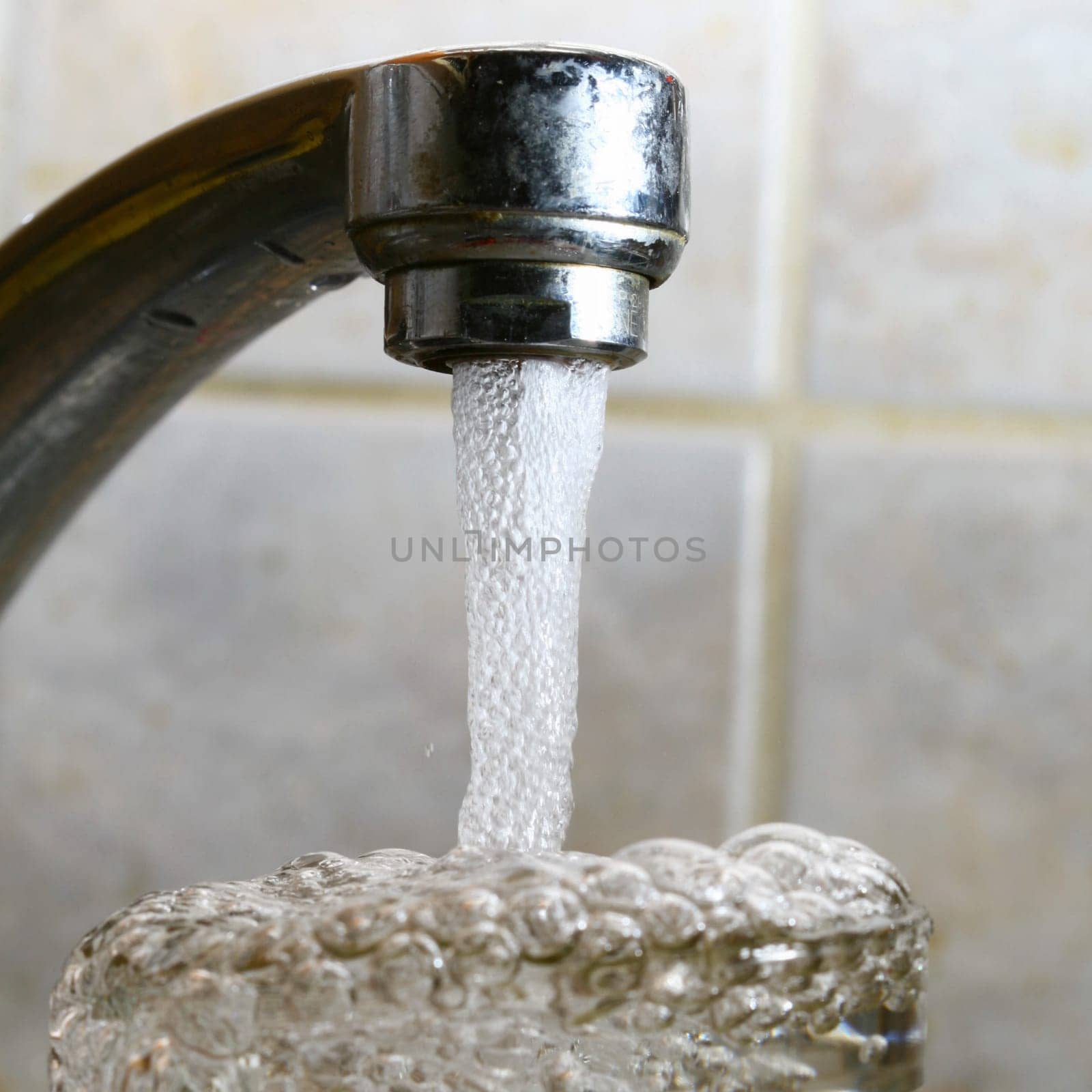 glass under water wet clean up background