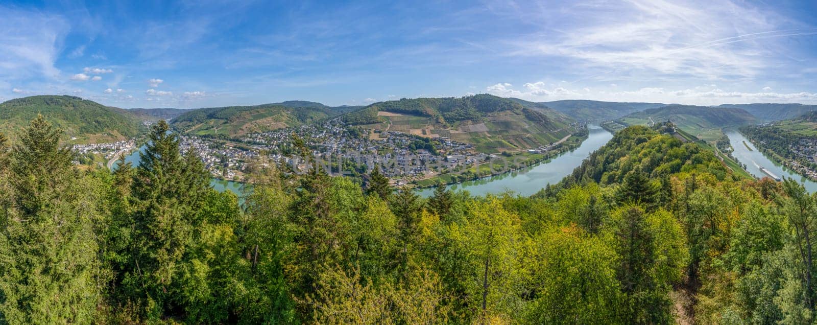 Spectacular, breathtaking panoramic view from the Prizenkop tower of the Moselle loop, the Moselle valley from Reil to the Bremmer Calmont, Zeller Hamm, the Hunsrück heights and the Kondelwald forest.