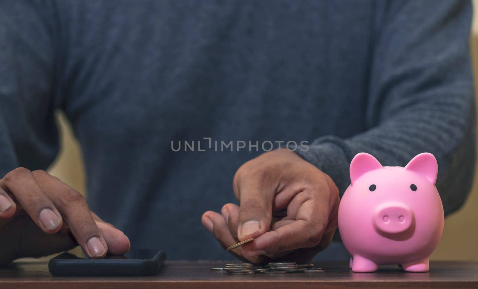 Investor online saving concept, Online Investment Savings, Online Stock Investors, Internet Financial Transactions, Save Monney for Investors Using Internet to Trade Stocks or Trade Fund