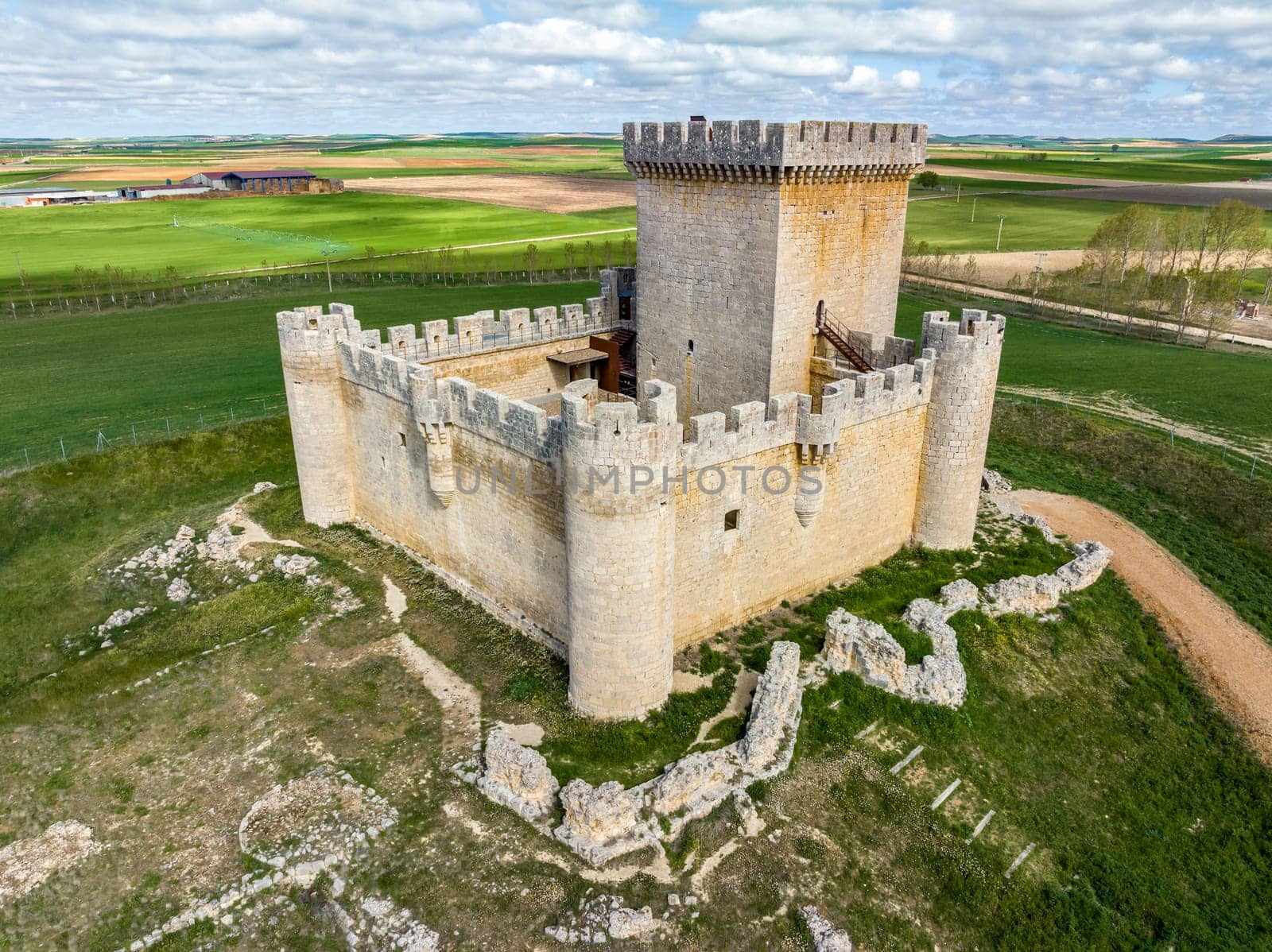 Castle of Villalonso, It is a medieval castle still keeping its interior and its high defensive walls, in province of Zamora, Spain