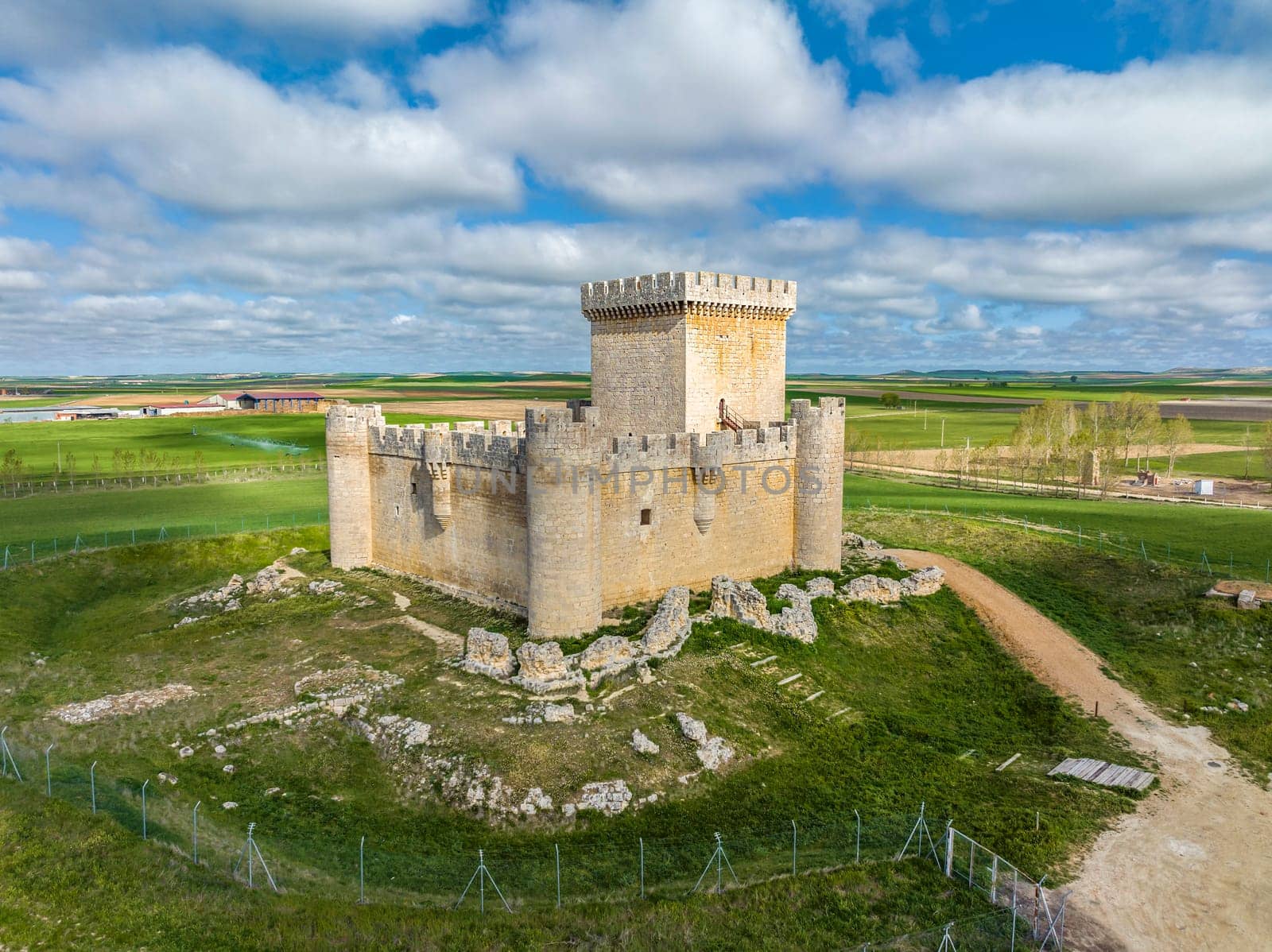 Castle of Villalonso, It is a medieval castle still keeping its interior and its high defensive walls, in province of Zamora, Spain