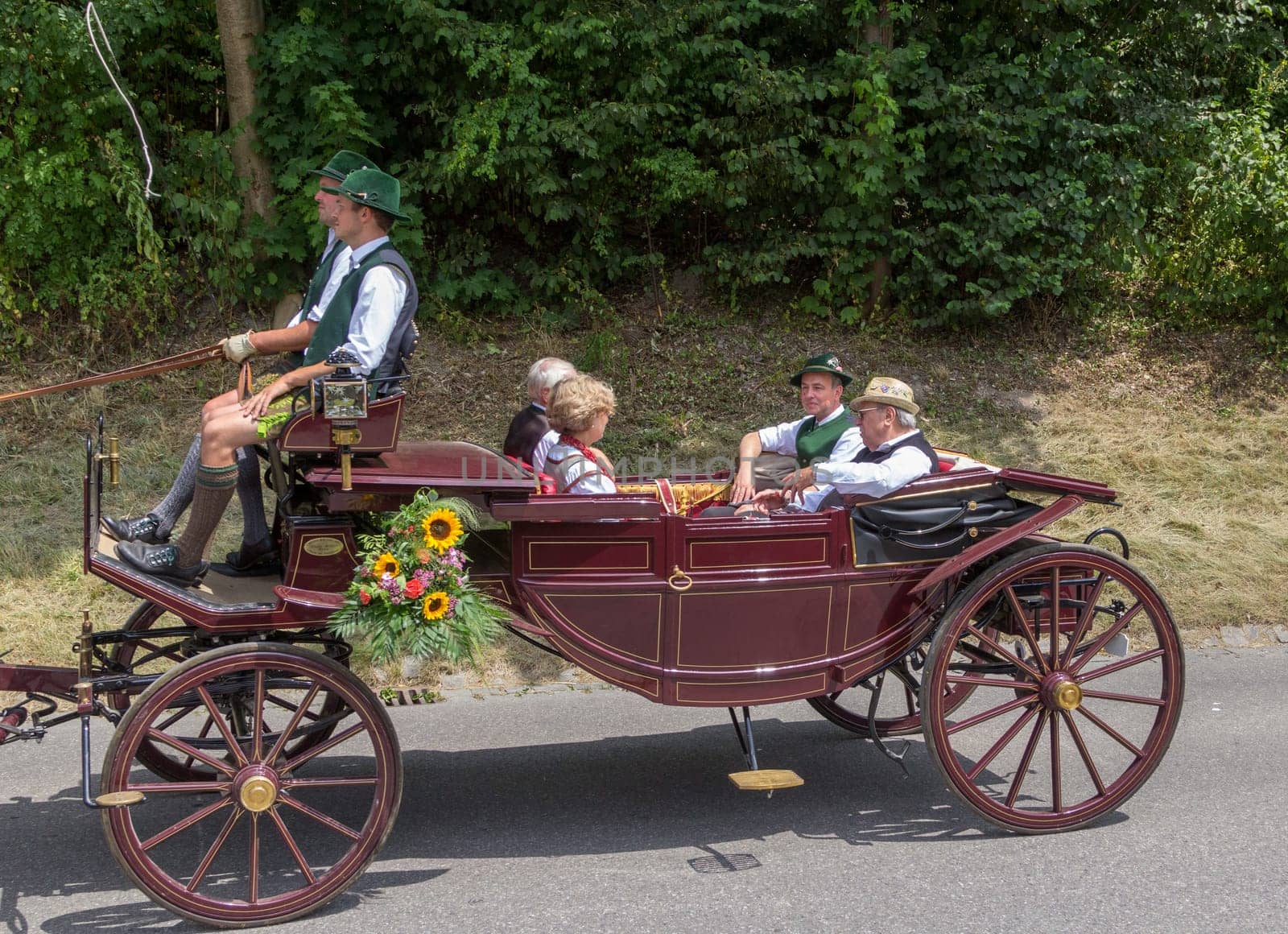 Florian Streibl sits in a carriage during the Leonhardi procession in Dietramszell.