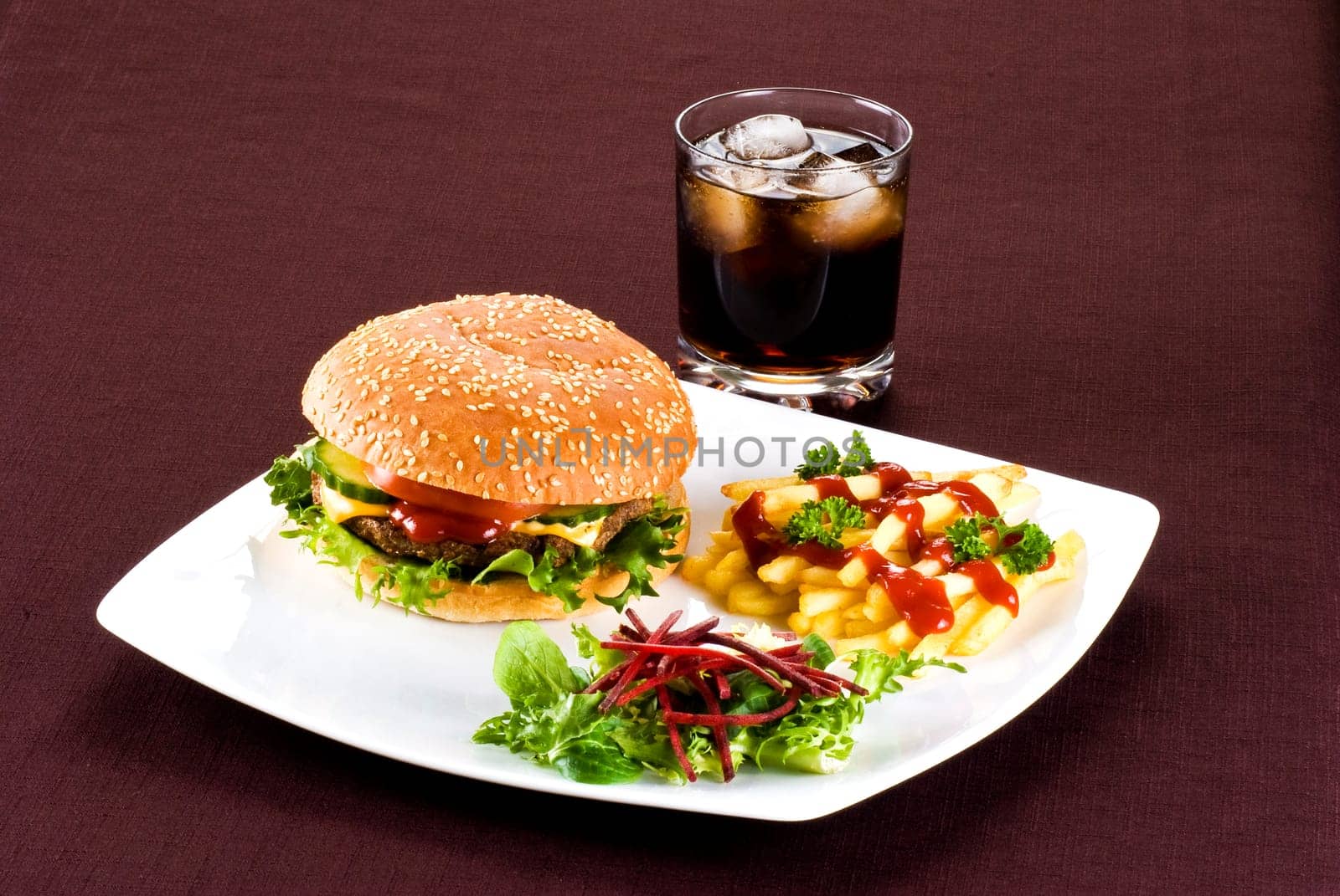Beefburger with crispy salad leaves and chips