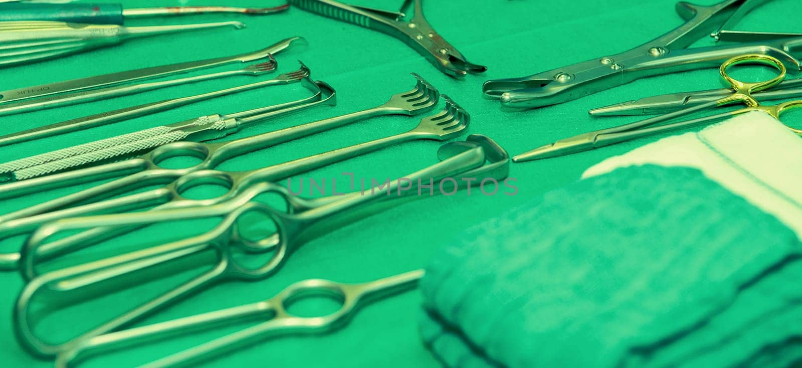 differend surgical instruments in the operating room