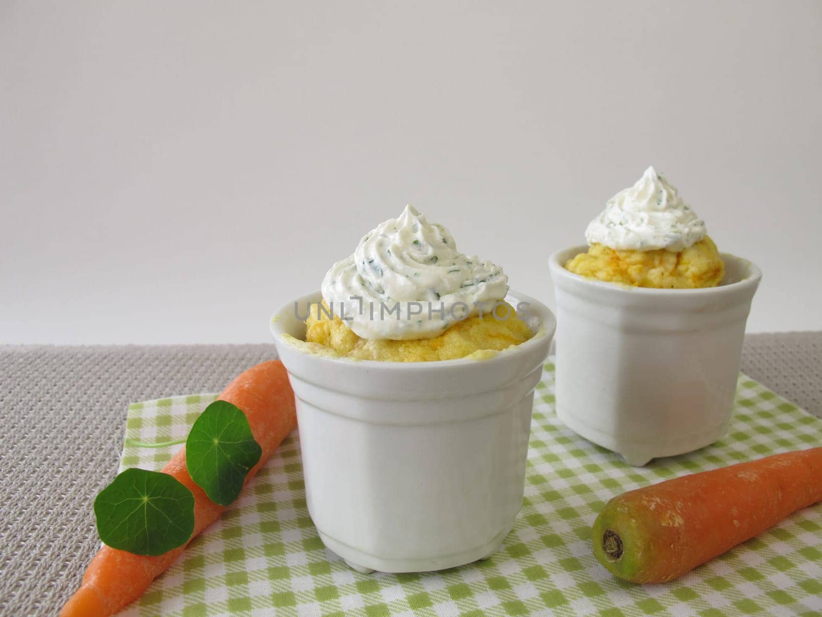 Carrotmug Mug Cake with cream cheese from the microwave
