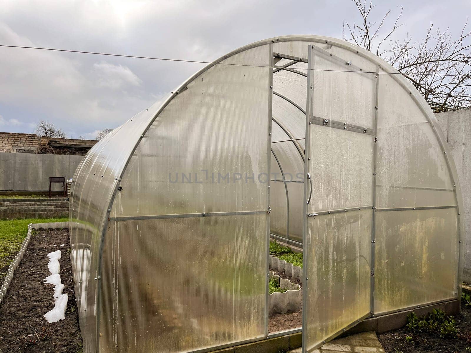 in early spring, the polycarbonate greenhouse is ready for use in the garden