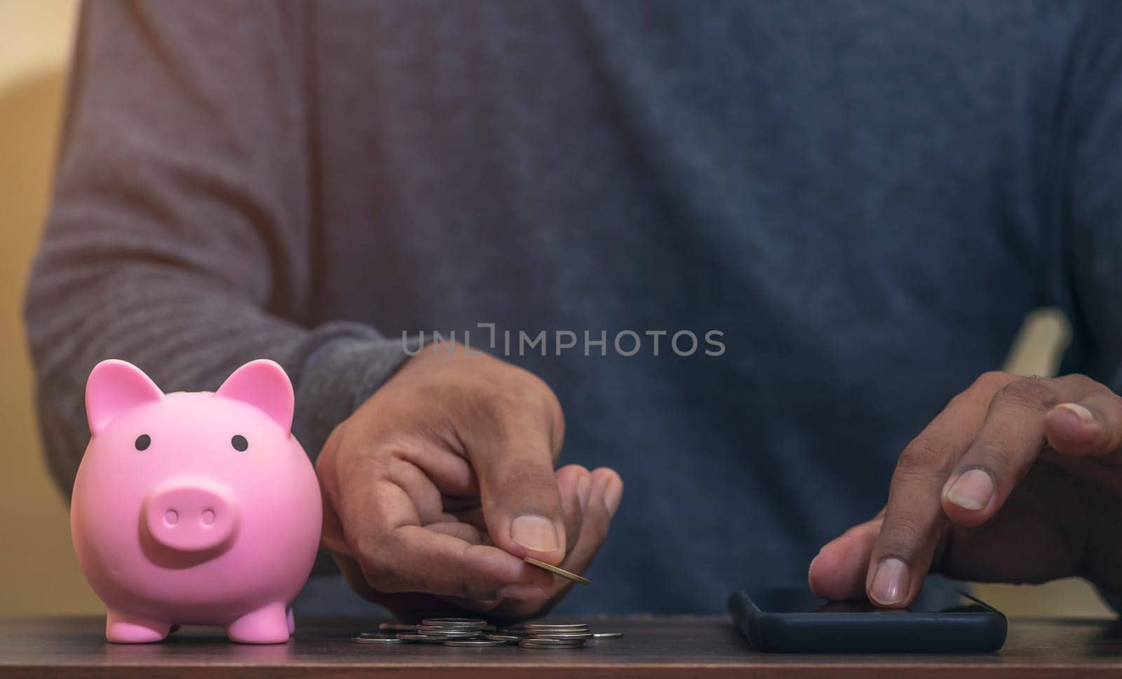 Investor online saving concept, Online Investment Savings, Online Stock Investors, Internet Financial Transactions, Save Monney for Investors Using Internet to Trade Stocks or Trade Fund