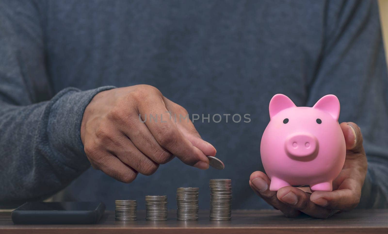Investor online saving concept, Online Investment Savings, Online Stock Investors, Internet Financial Transactions, Save Monney for Investors Using Internet to Trade Stocks or Trade Fund