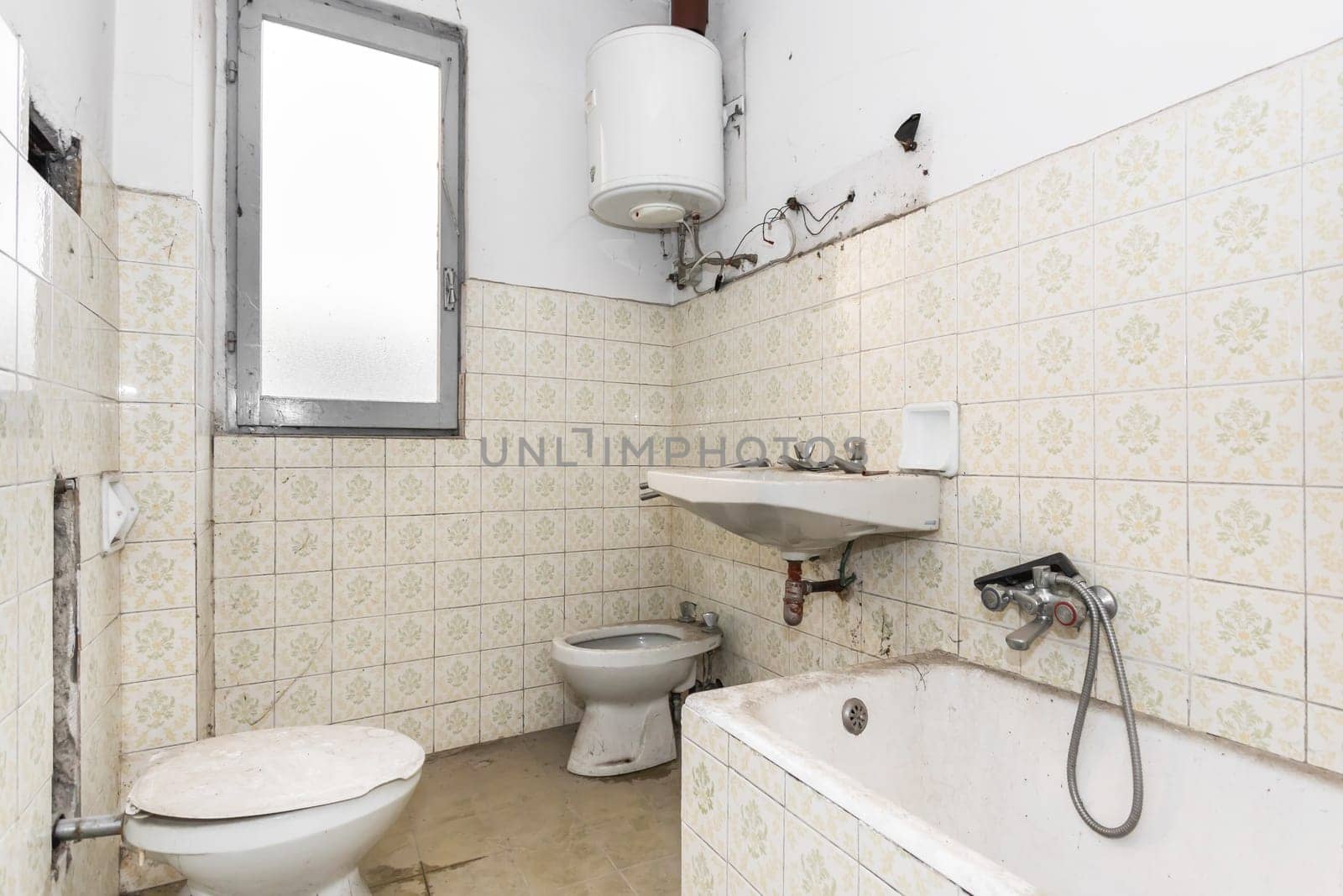Dirty old bathroom in need of renovation, to renovate and modernize.