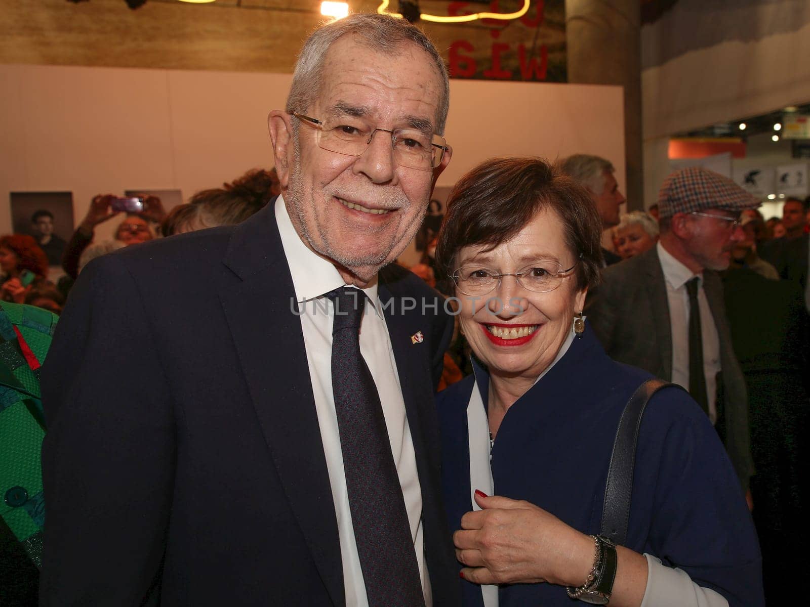 Bundespräsident der Republik Österreich Alexander Van der Bellen mit Ehefrau Doris Schmidauer beim Besuch auf der Leipziger Buchmesse am 27.04.2023