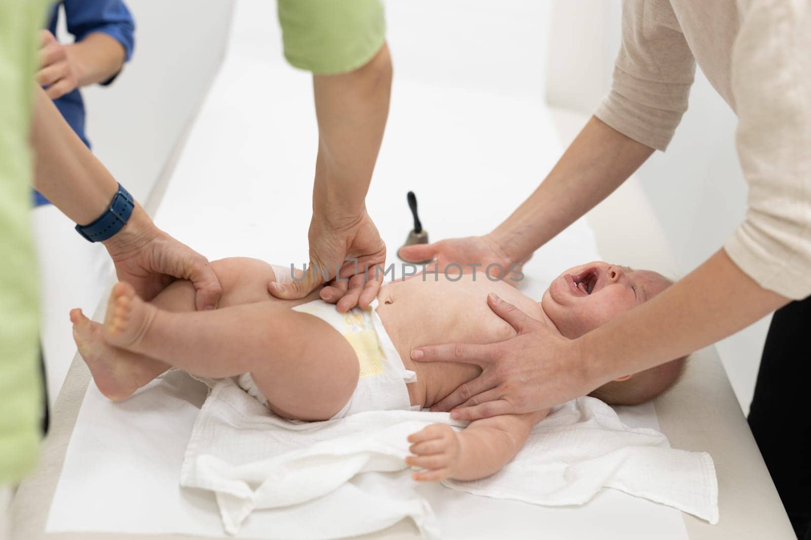 Baby beeing vaccinated by pediatrician in presence of his mother. Preventive vaccination against Diphtheria, whooping cough, tetanus, hepatitis, haemophilus influenzae, pneumococcus, poliomyelitis.
