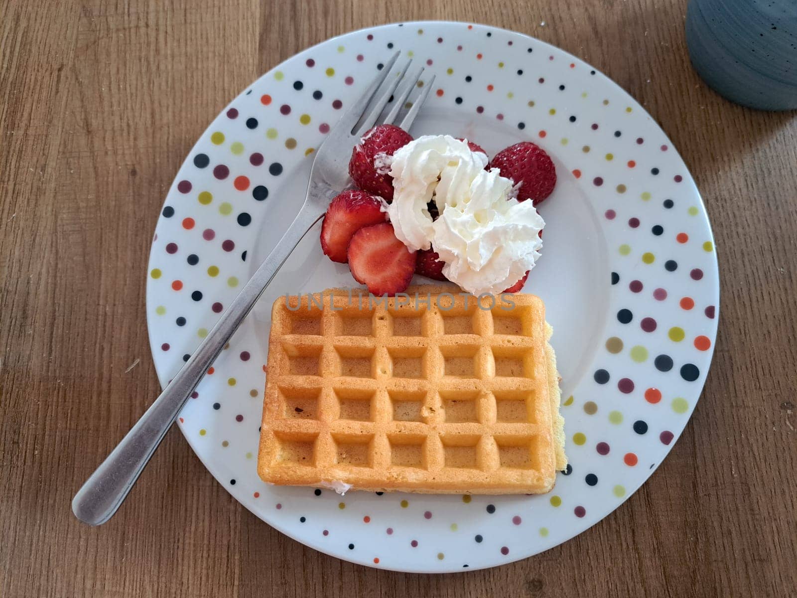 Waffel mit Erdbeeren und Sahne
