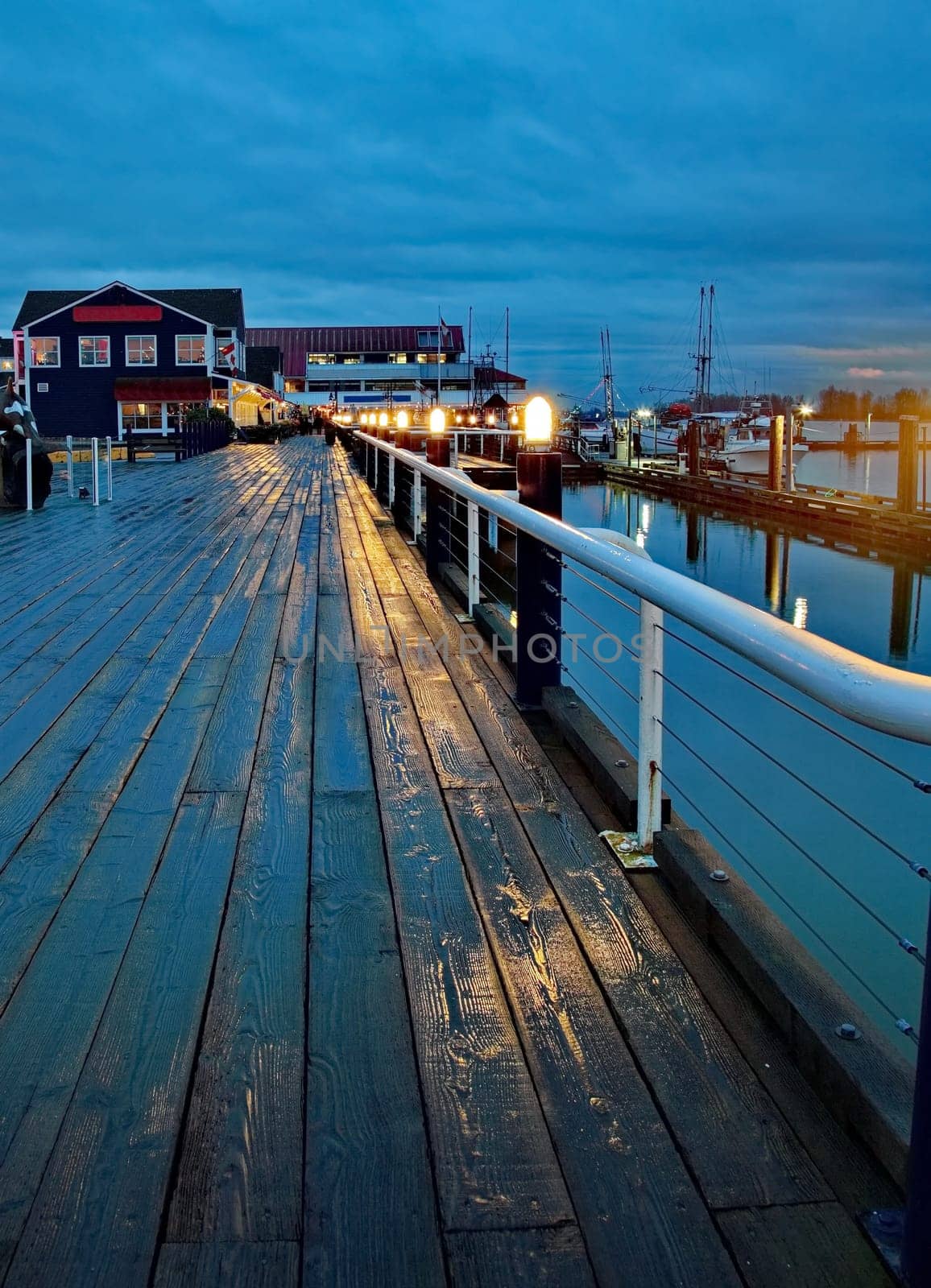 A quiet evening at a restaurant on the quay in Stivson