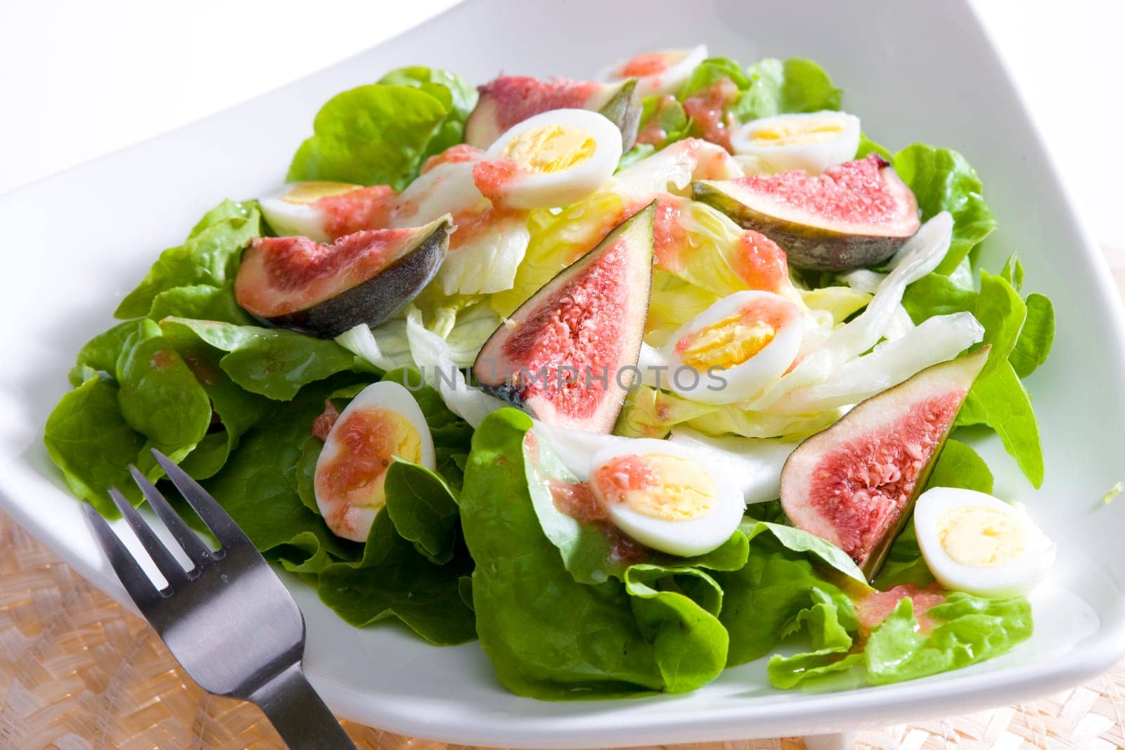 salad with figs and quail eggs