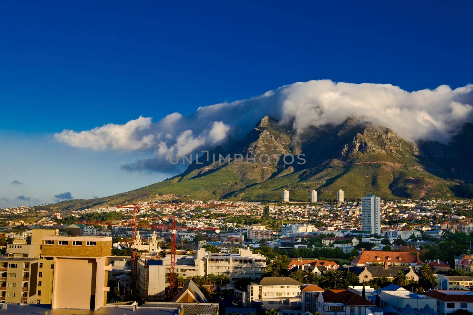 Jounées by a beautiful summer, a big cloud has formed on the Table Mountain in Cape Town, South Africa.