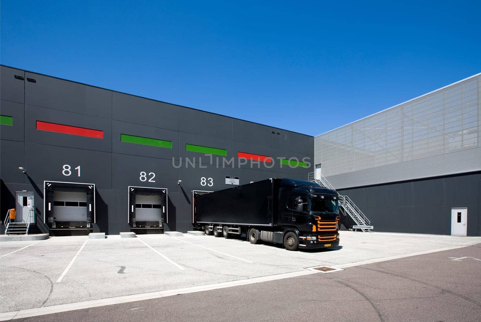 Loading bay for loading and unloading trucks