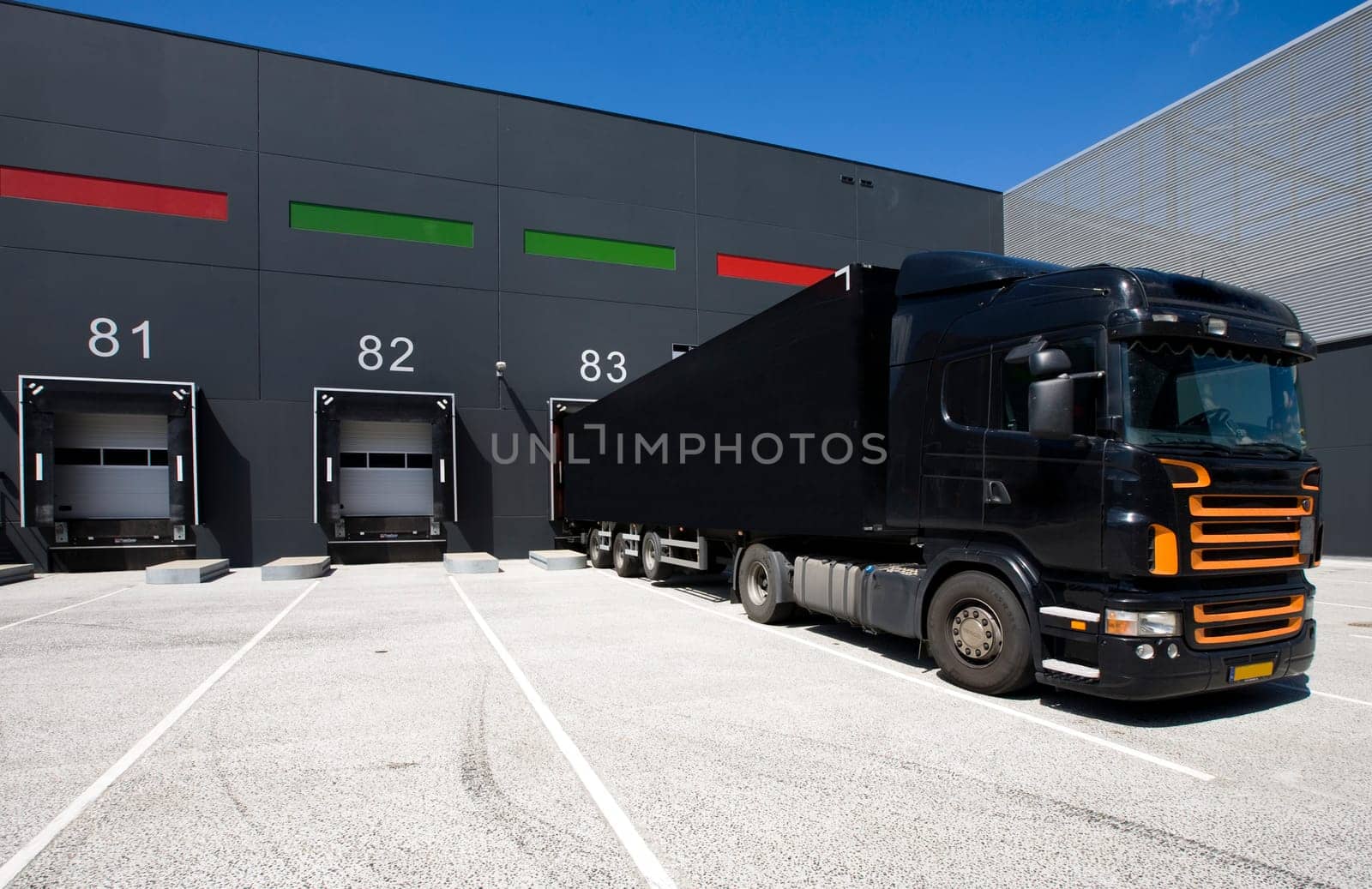 Loading bay for loading and unloading trucks