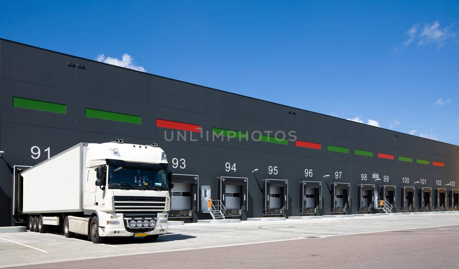 Loading bay for loading and unloading trucks