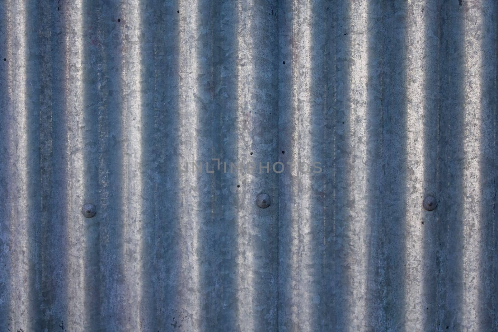 Galvanized and corrugated sheet steel structure with rivets