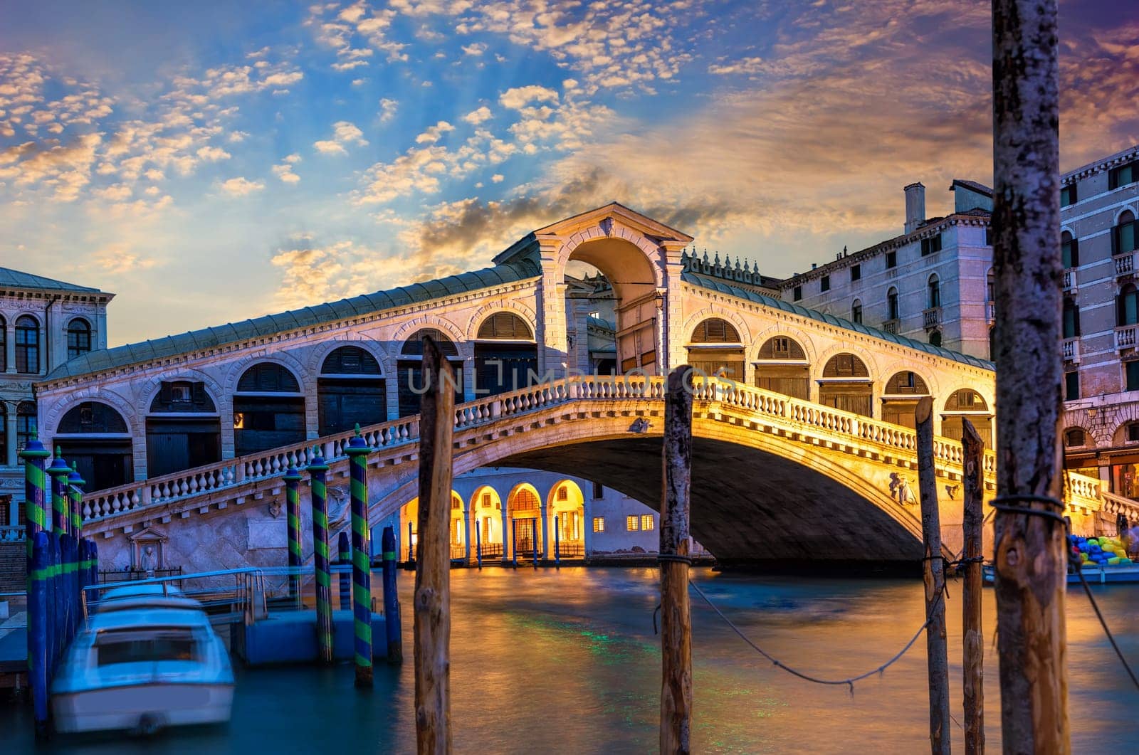 The Rialto bridge in Venice, panorama at sunrise, Italy.