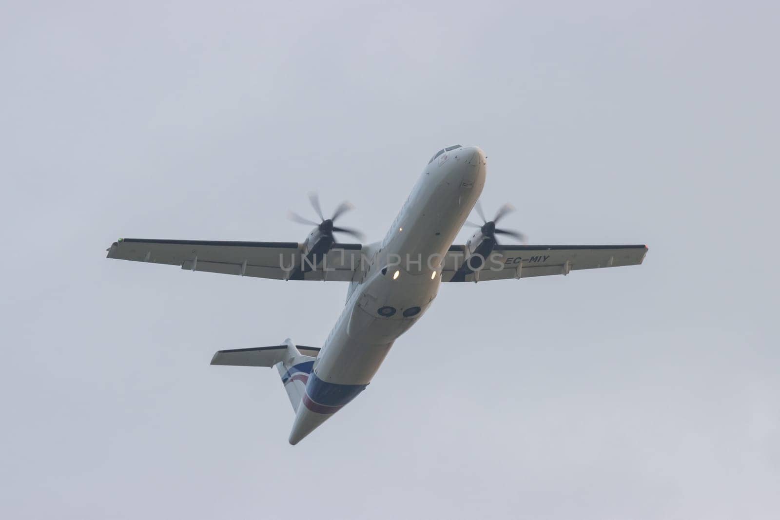 30 November 2022 PORTUGAL, LISBON: A small plane with propellers on its wings takes off into the sky. Mid shot