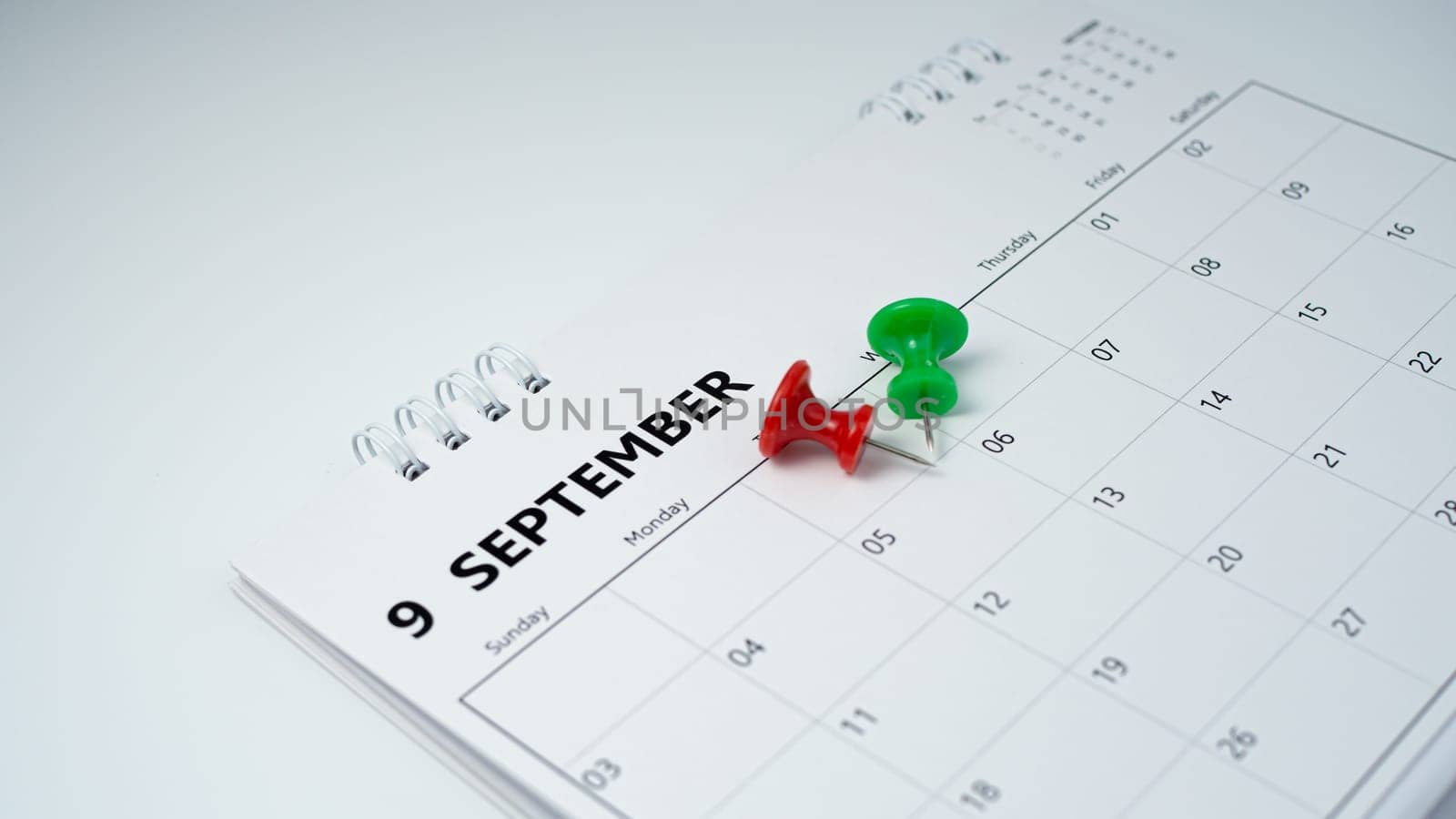 Pinning to the calendar It represents appointments, meeting reminders, planning for business meetings and travel planning concepts.