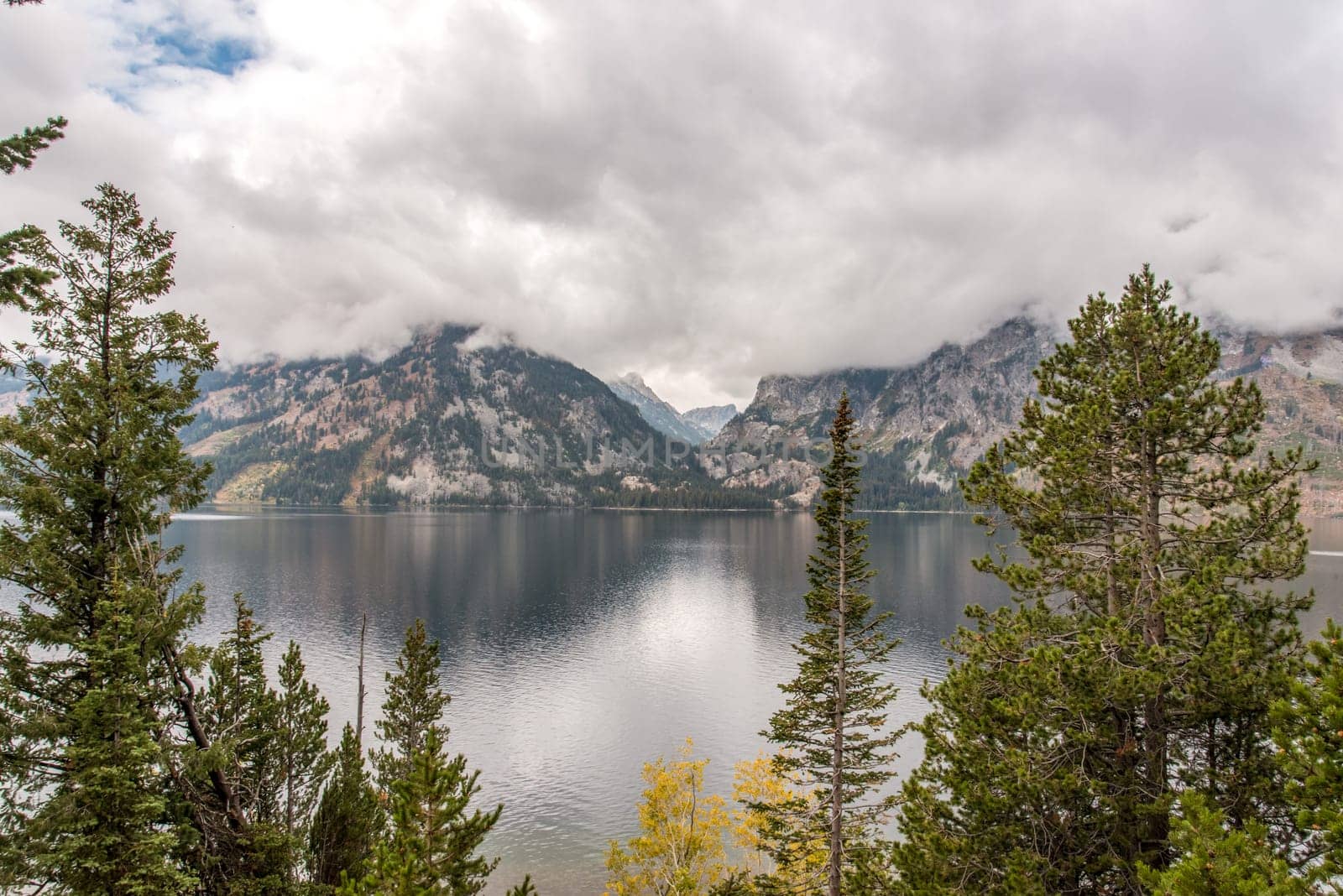 Panoramic view of the Grand Teton mountain chain and a lake in Wyoming, USA