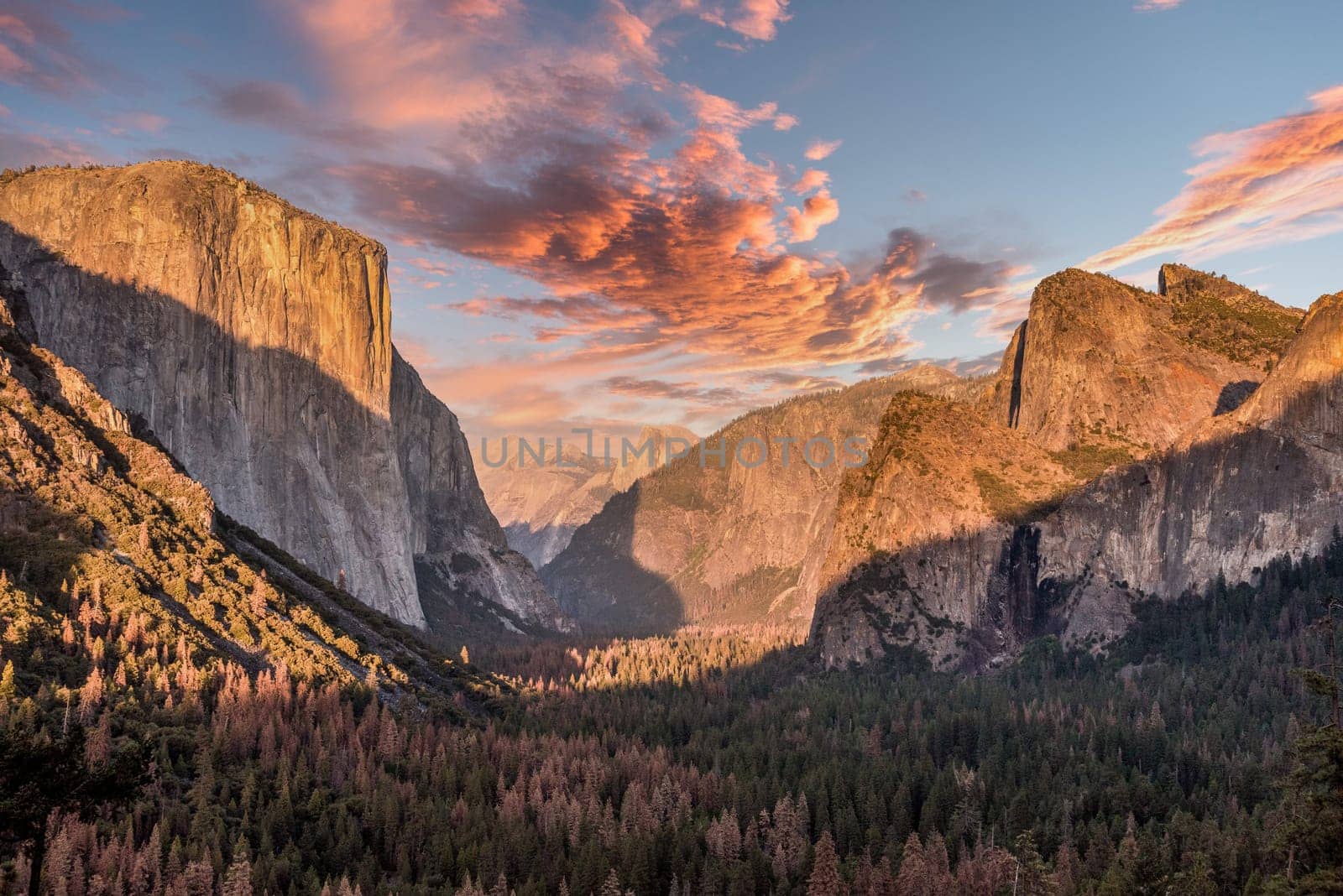 Scenic sunset over Yosemite Valley from Tunnel view point