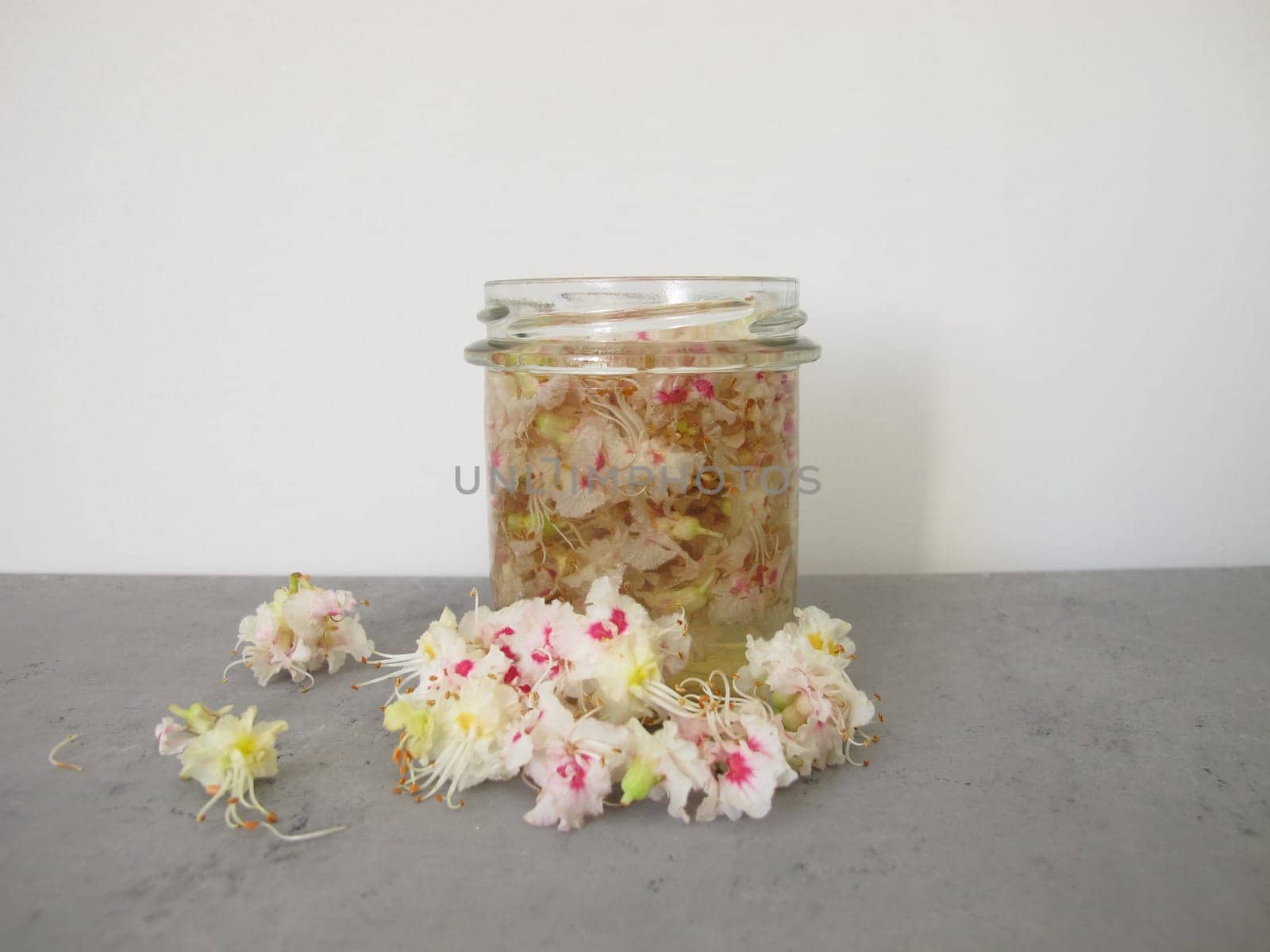 Chestnut flower extract, tincture from horse chestnut flowers in a jar