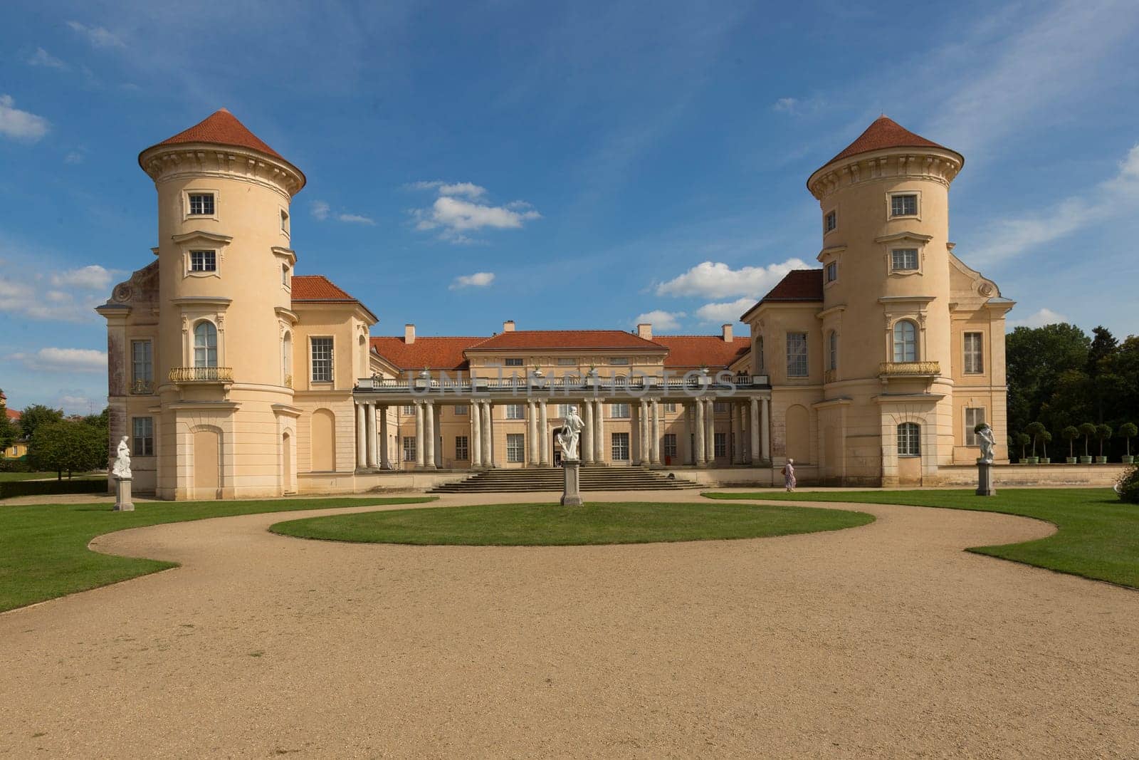 Schloss Reinsberg frontal ohne Passanten