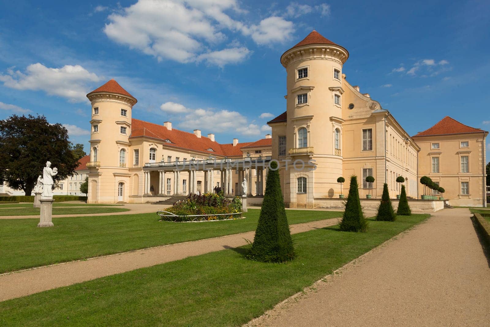 Schloss Reinsberg mit pyramidenförmigen Heckenpflanzen davor