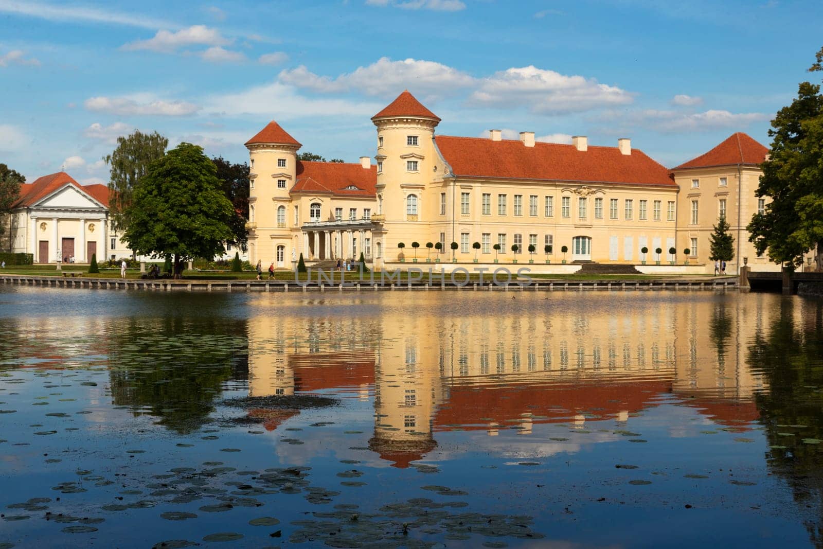 Schloss Reinsberg spiegelt sich im See davor.