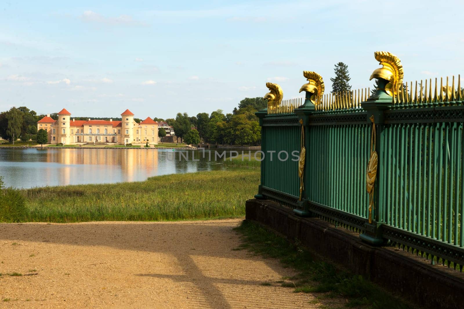 Schloss Reinsberg im Hintergrund und Zaun des Obelisks.