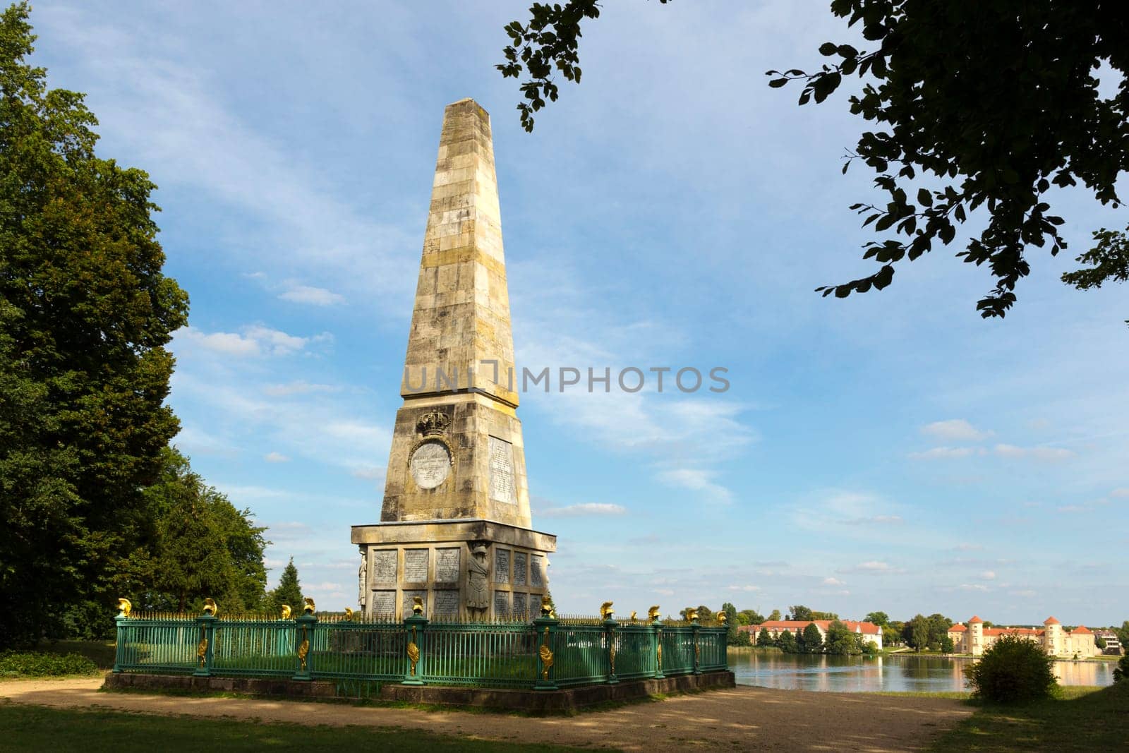 Obelisk im Schlosspark von Reinsberg mit Schloss im Hintergrund.