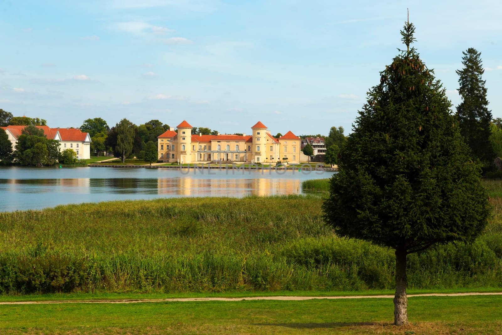Reinsberger Schloss im Sonnenschein am Grienericksee.