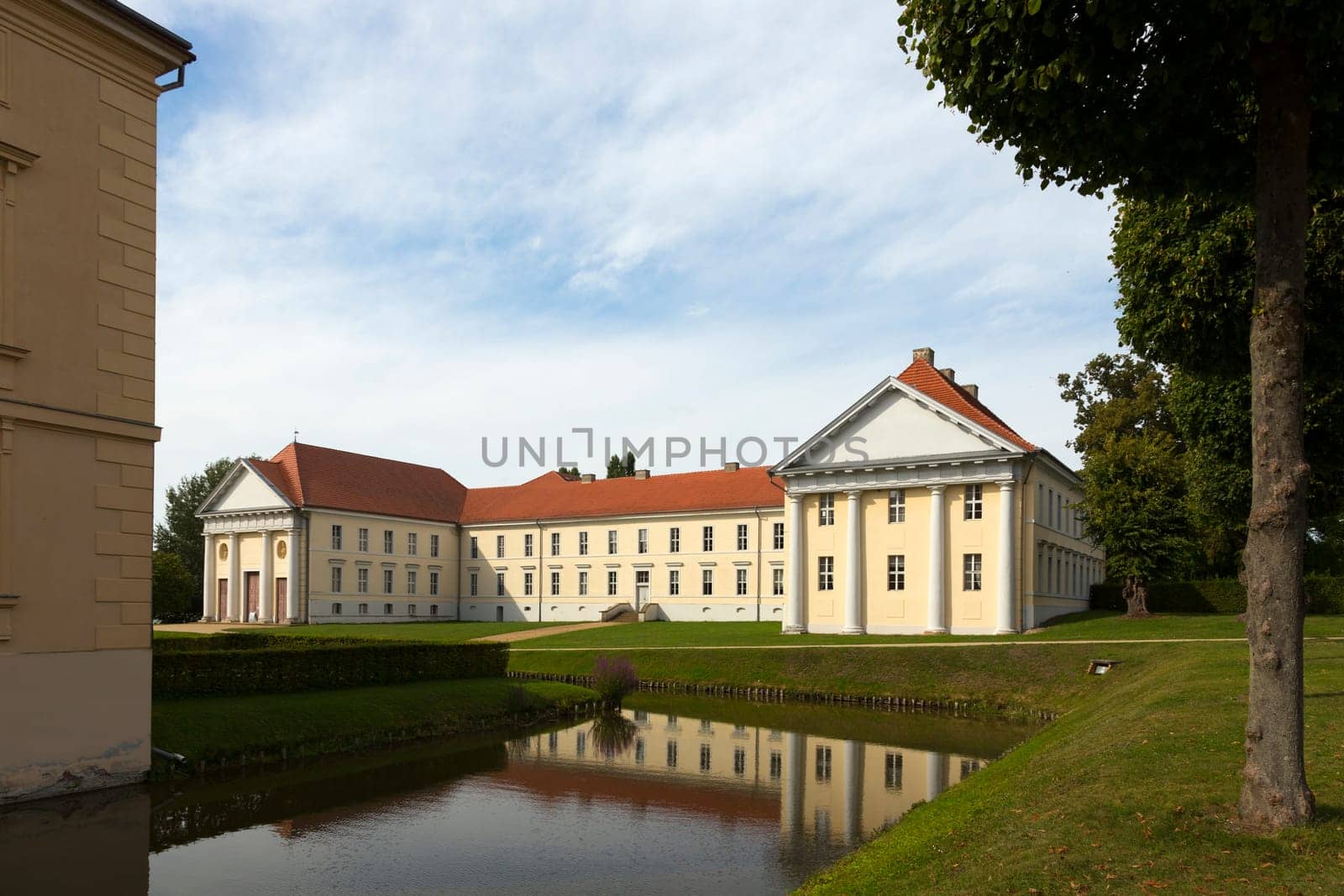 Nebengebäude des reinsberger Schlosses im Sonnenschein.