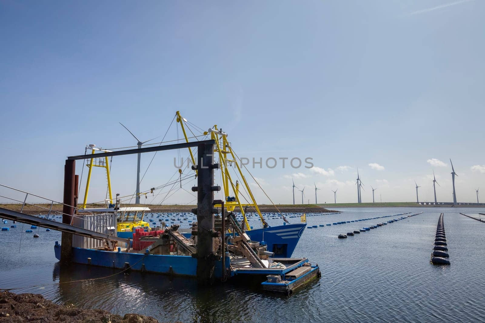 Shellfish vessel. The fishery concentrates mainly on the catch of mussels, oysters, shrimp and flatfish