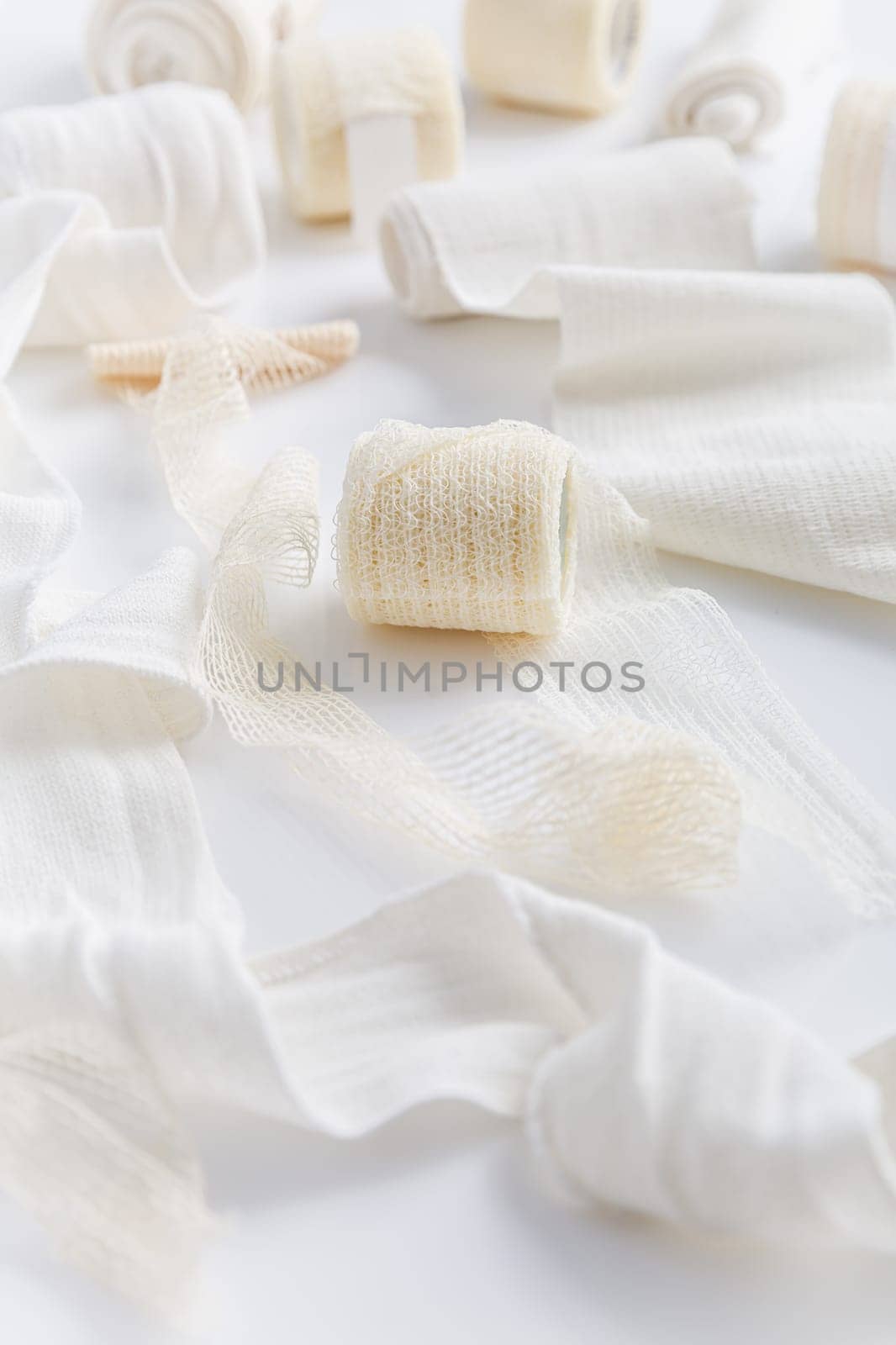 First aid, injury protecting wrapping and wound dressing concept