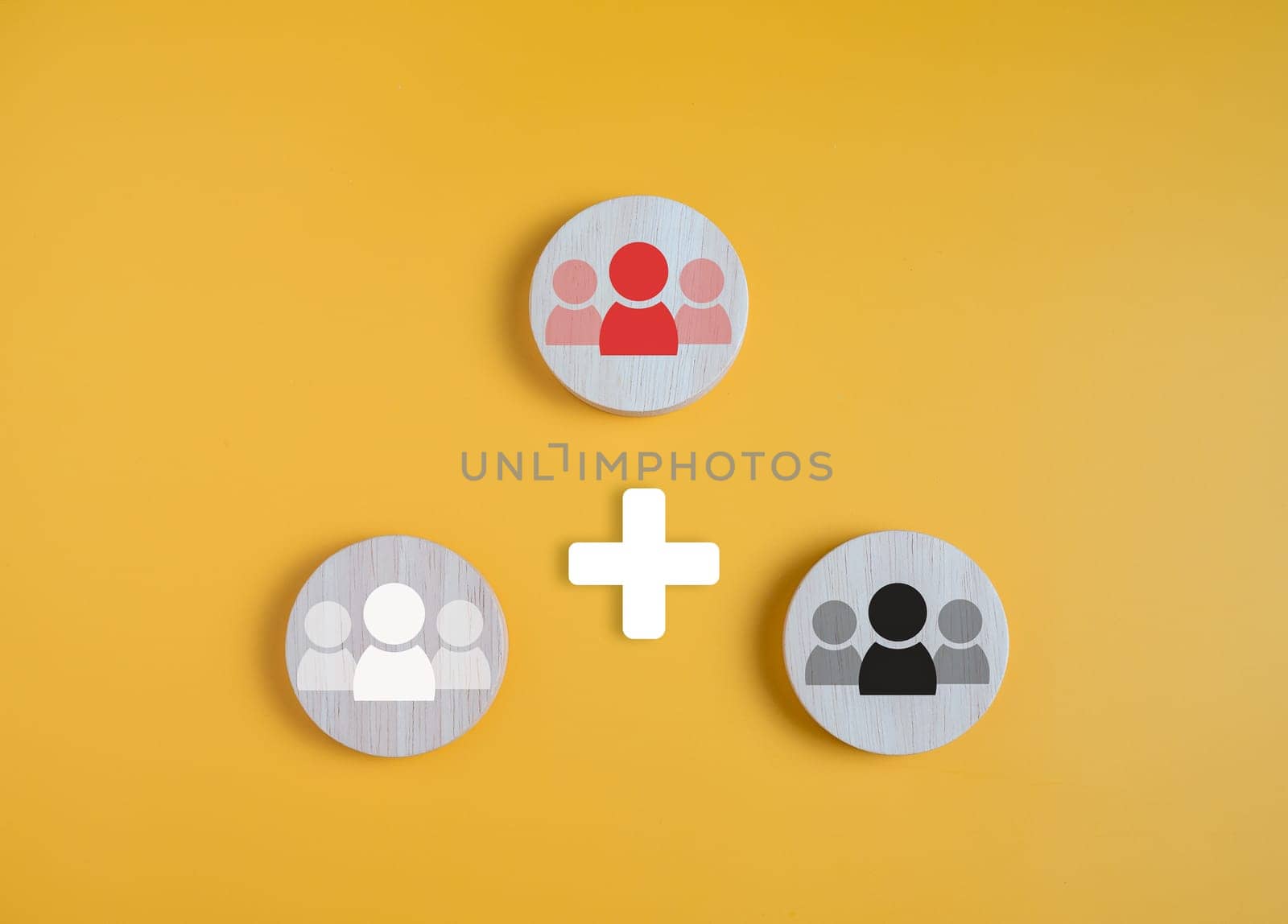 Circle board with employee icons on a yellow background shows the concept of human resource management and teamwork and coordination.