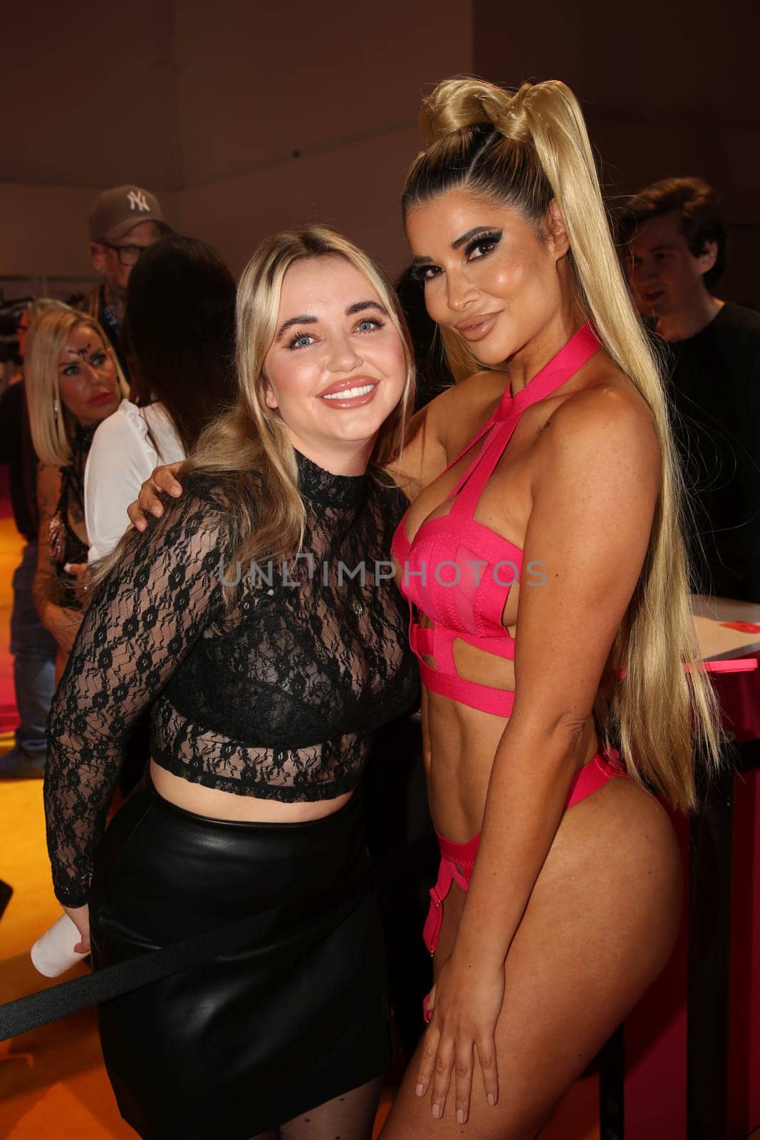 Cathy Lugner mit Micaela Schaefer auf 26.Erotikmesse Venus 2023 am 27.10.2023 in Berlin