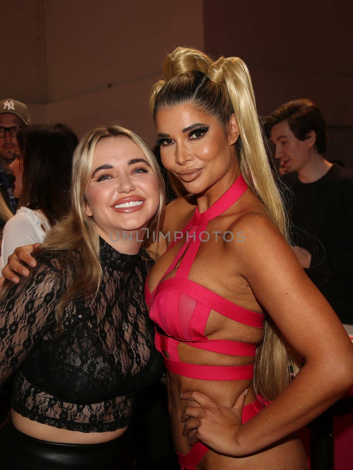 Cathy Lugner mit Micaela Schaefer auf 26.Erotikmesse Venus 2023 am 27.10.2023 in Berlin